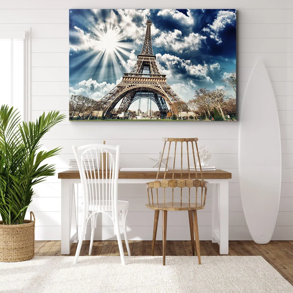 Obraz na płótnie - Wieża Eiffla na tle słonecznego nieba z chmurami - 100x70cm - Jedyna taka pod słońcem - Nowoczesna dekoracja ścienna do salonu, kuchni i sypialni ARTTOR
