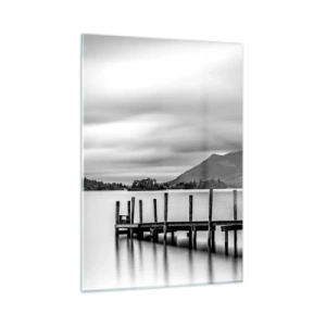 Obraz na szkle - Czarno-biały krajobraz z jeziorem i drewnianym pomostem - 50x70cm - Łagodność i siła - Nowoczesna dekoracja ścienna do salonu, kuchni i sypialni ARTTOR