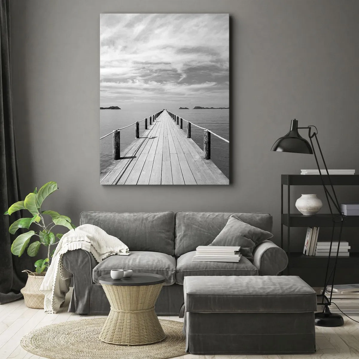 Obraz na płótnie - Drewniane molo prowadzące w stronę horyzontu w czarno-białej tonacji - 50x70cm - A może podróż… - Nowoczesna dekoracja ścienna do salonu, kuchni i sypialni ARTTOR
