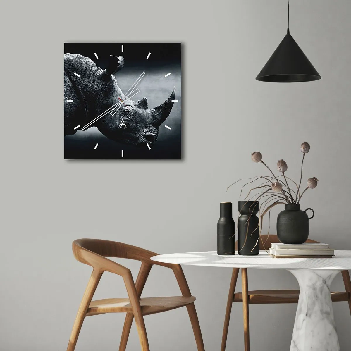 Zegar ścienny - Czarno-biały portret nosorożca na ciemnym tle - 30x30cm - Prawy profil - Nowoczesna dekoracja ścienna do salonu i sypialni ARTTOR