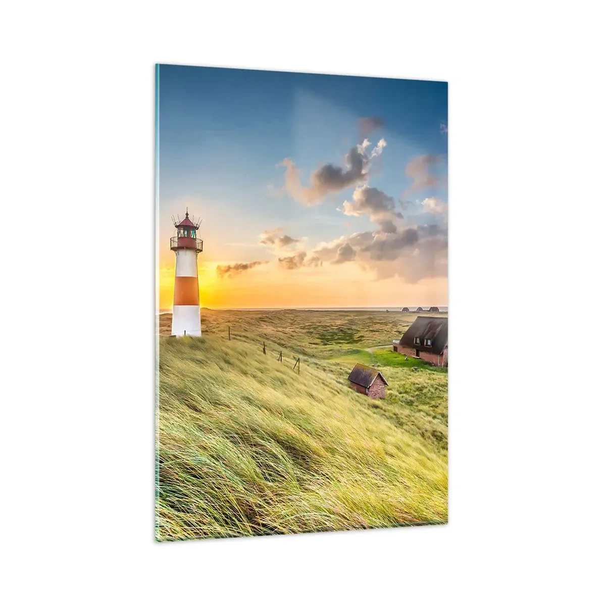 Obraz na szkle - Latarnia morska na tle łąk i domów w promieniach słońca - 80x120cm - Między falami - Nowoczesna dekoracja ścienna do salonu i sypialni ARTTOR