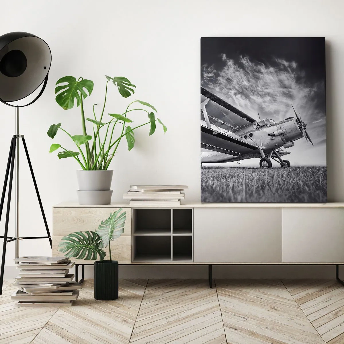 Obraz na płótnie - Zabytkowy samolot na tle dynamicznego nieba w odcieniach szarości - 50x70cm - Skrzydlaty wędrowiec - Nowoczesna dekoracja ścienna do salonu, kuchni i sypialni ARTTOR
