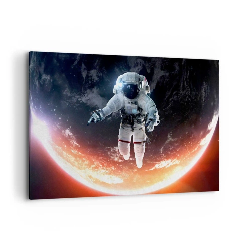 Obraz na płótnie - Astronauta unoszący się nad Ziemią oświetloną słońcem - 120x80cm - Mogę zostać jeszcze chwilę? - Nowoczesna dekoracja ścienna do salonu, kuchni i sypialni ARTTOR