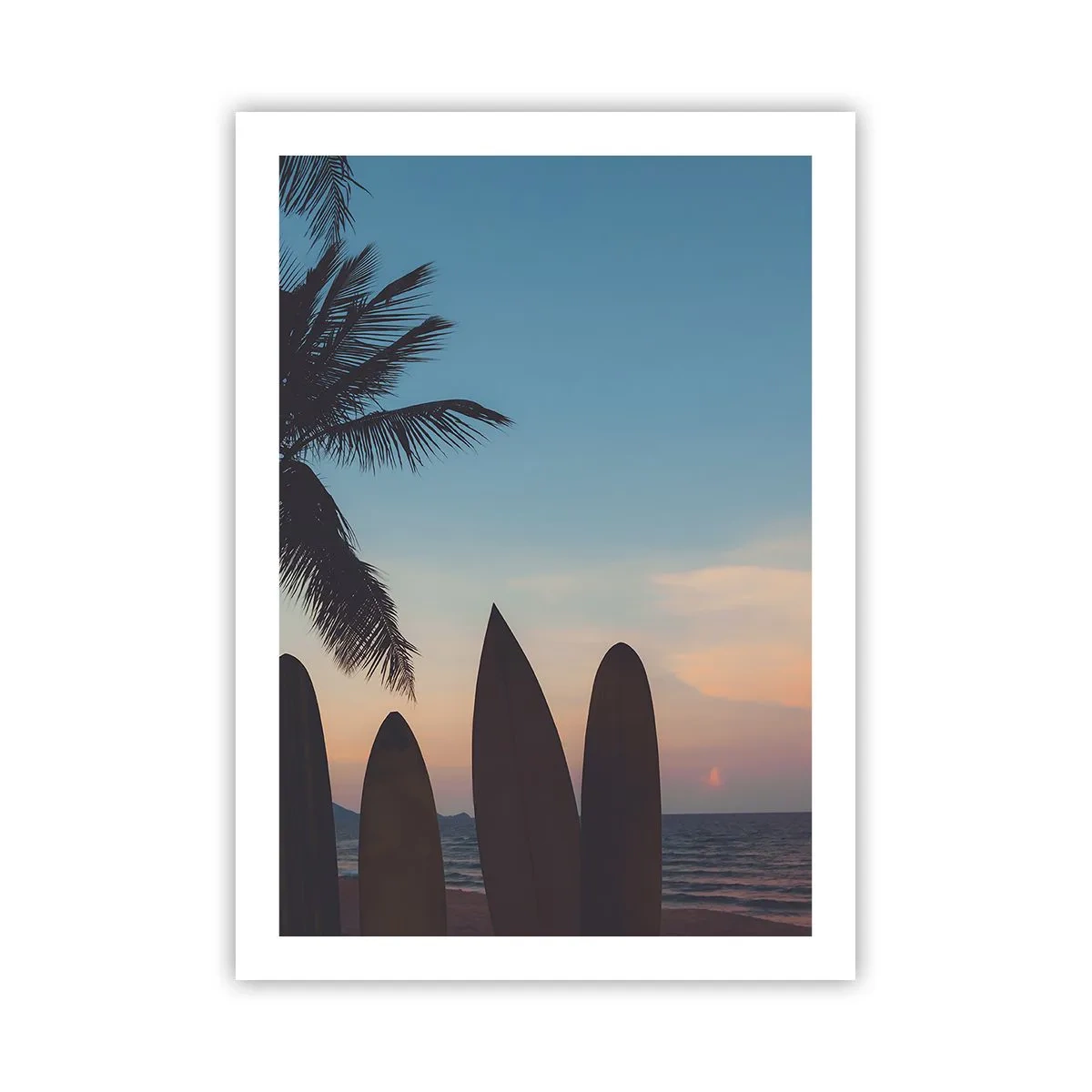 Plakat - Deski surfingowe na plaży w tle zachód słońca i palmy - 50x70cm - Jutro też będzie zabawa - Nowoczesna dekoracja ścienna do salonu, kuchni i sypialni ARTTOR