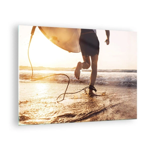 Obraz na szkle - Surfer biegnący z deską po plaży o zachodzie słońca - 70x50cm - Na spotkanie fali - Nowoczesna dekoracja ścienna do salonu i sypialni ARTTOR