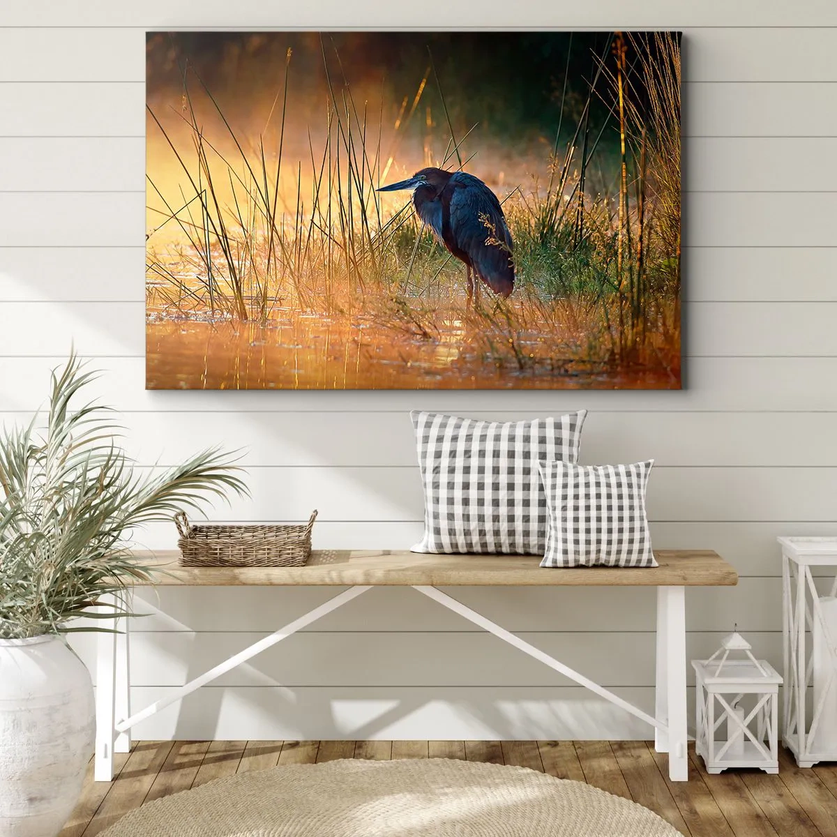 Obraz na płótnie - Czapla na mokradłach o zachodzie słońca wśród wysokich traw - 70x50cm - No dajcie mi spokój z tymi zdjęciami - Nowoczesna dekoracja ścienna do salonu i sypialni ARTTOR