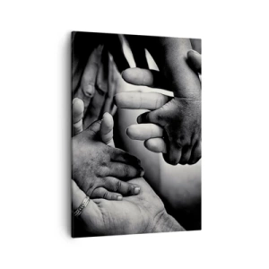 Obraz na płótnie - Czarno-białe ujęcie splecionych dłoni w geście jedności - 50x70cm - Być człowiekiem - Nowoczesna dekoracja ścienna do salonu, kuchni i sypialni ARTTOR