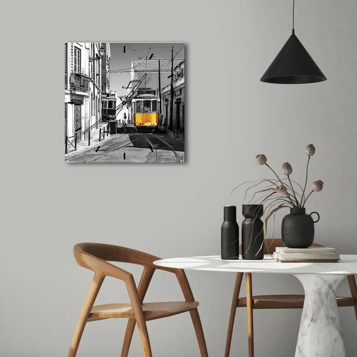 Zegar ścienny - Żółty tramwaj na ulicach Lizbony w monochromatycznej scenerii - 30x30cm - Duch Lizbony - Nowoczesna dekoracja ścienna do salonu i sypialni ARTTOR