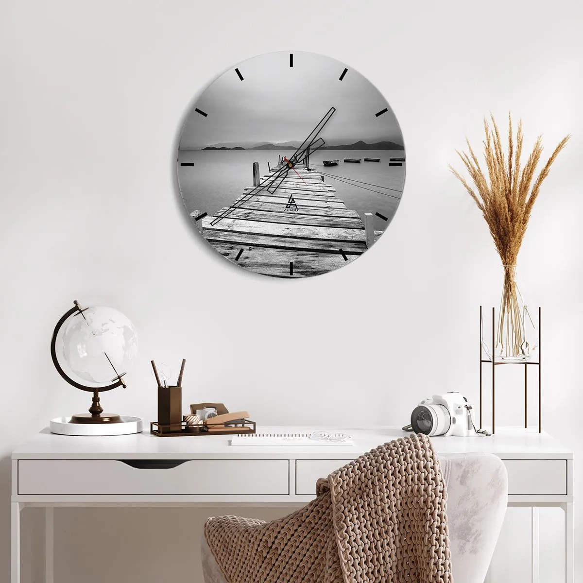Zegar ścienny - Drewniany pomost nad spokojnym jeziorem z górami w tle - 30x30cm - Za górami, za morzami - Nowoczesna dekoracja ścienna do salonu, kuchni i sypialni ARTTOR
