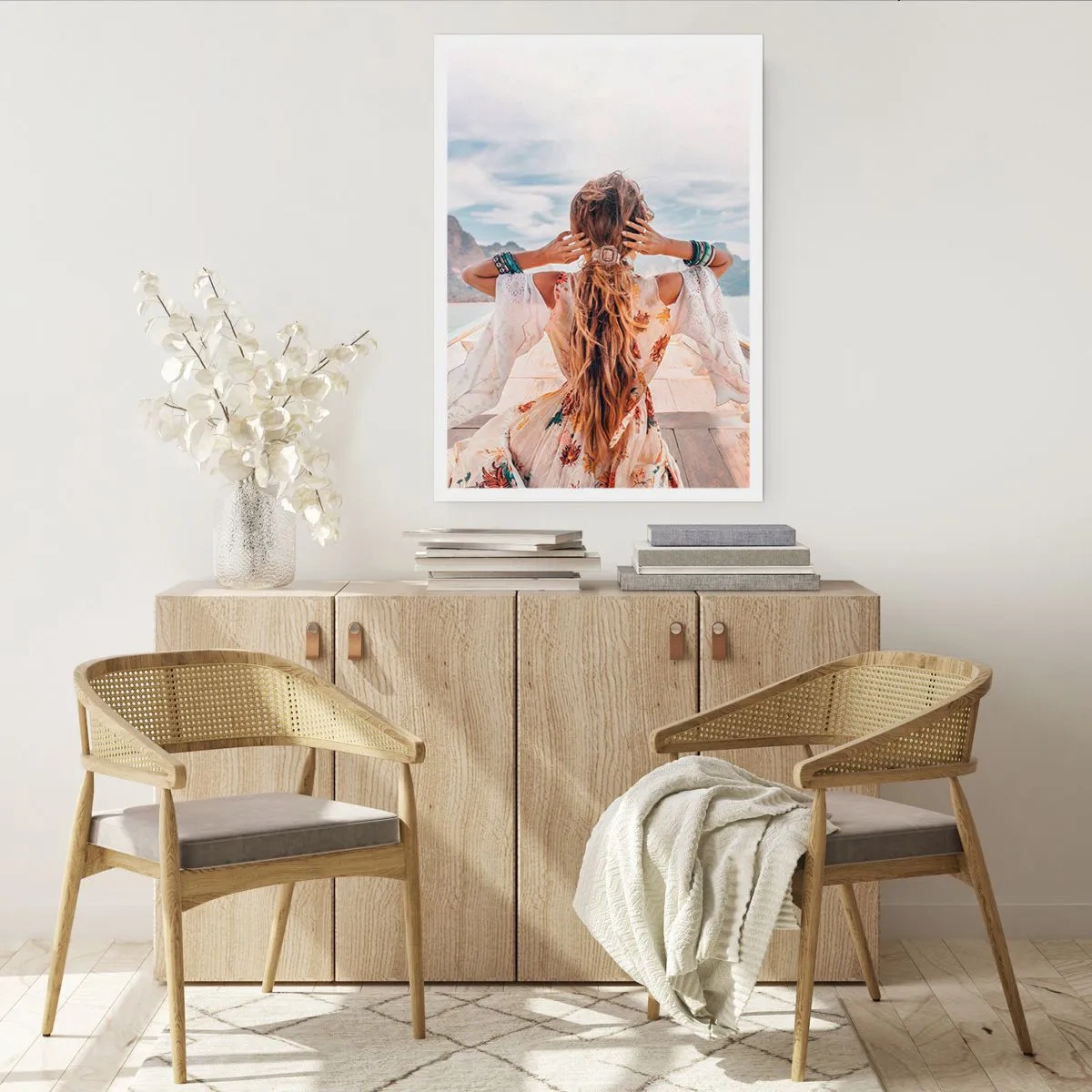 Plakat - Kobieta w sukni boho z widokiem na morze - 50x70cm - W drodze ku szczęściu - Nowoczesna dekoracja ścienna do salonu, kuchni i sypialni ARTTOR