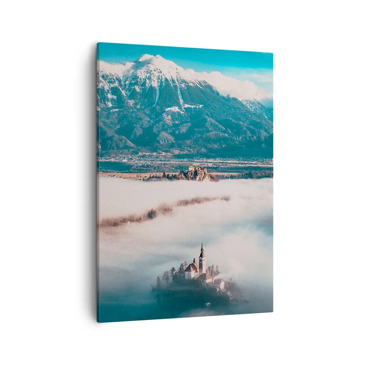 Obraz na płótnie - Kościół na wyspie otoczonej mgłą z górami w tle - 50x70cm - Początek baśni - Nowoczesna dekoracja ścienna do salonu, kuchni i sypialni ARTTOR