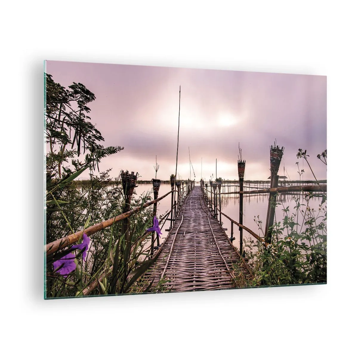 Obraz na szkle - Bambusowy pomost prowadzący przez jezioro, otoczony roślinnością i kwiatami - 70x50cm - Spokój i cisza Azji - Nowoczesna dekoracja ścienna do salonu i sypialni ARTTOR