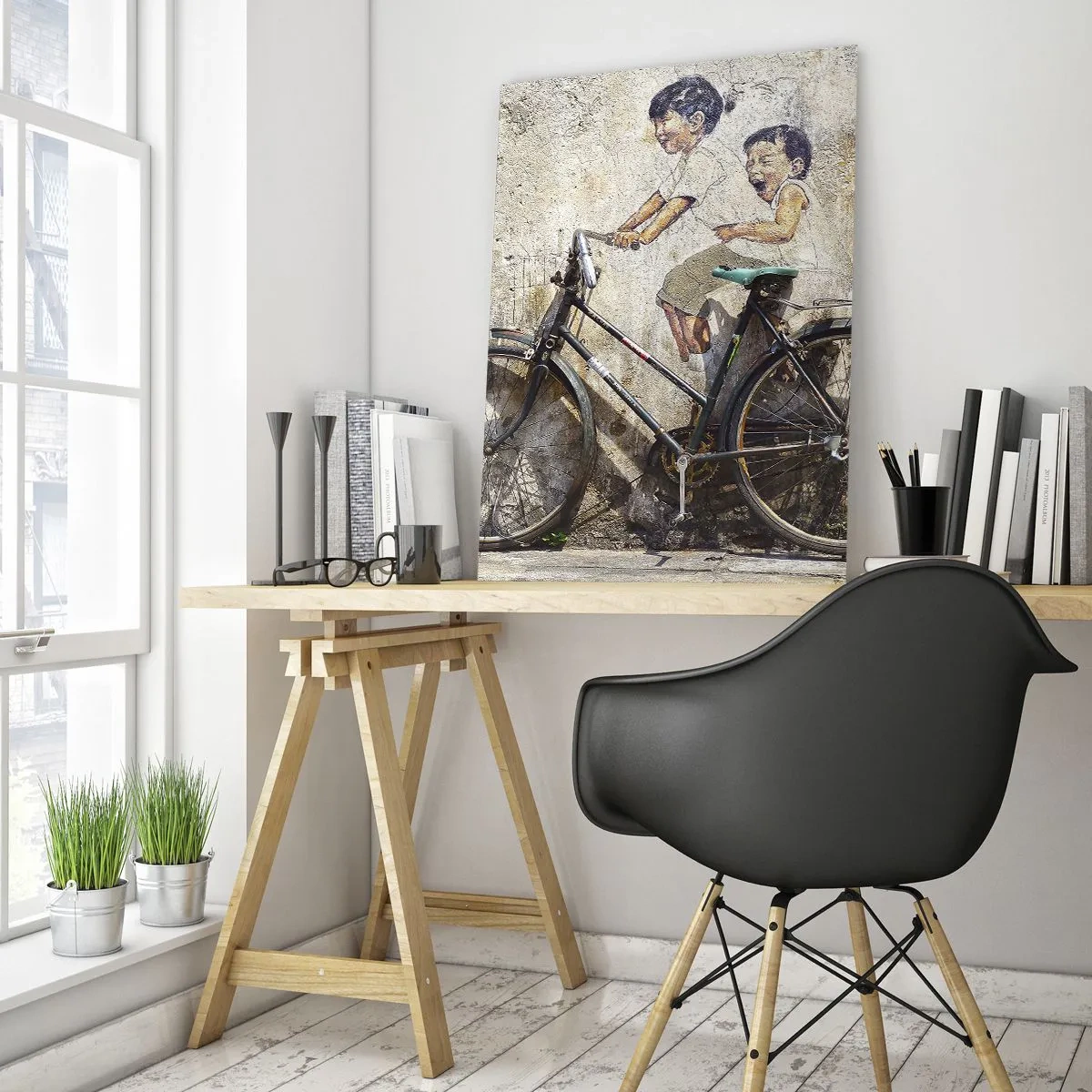 Obraz na szkle - Malowidło ścienne z rowerem i postaciami dzieci na tle muru - 50x70cm - Prawda czy fałsz? - Nowoczesna dekoracja ścienna do salonu, kuchni i sypialni ARTTOR