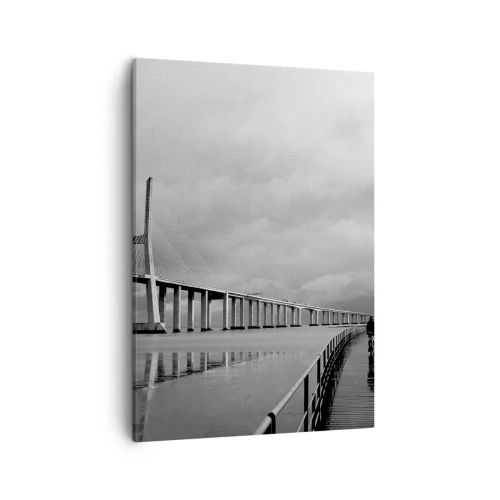 Obraz na płótnie - Most linowy rozciągający się nad spokojną wodą w odcieniach szarości - 50x70cm - Każdemu co mu się należy - Nowoczesna dekoracja ścienna do salonu, kuchni i sypialni ARTTOR