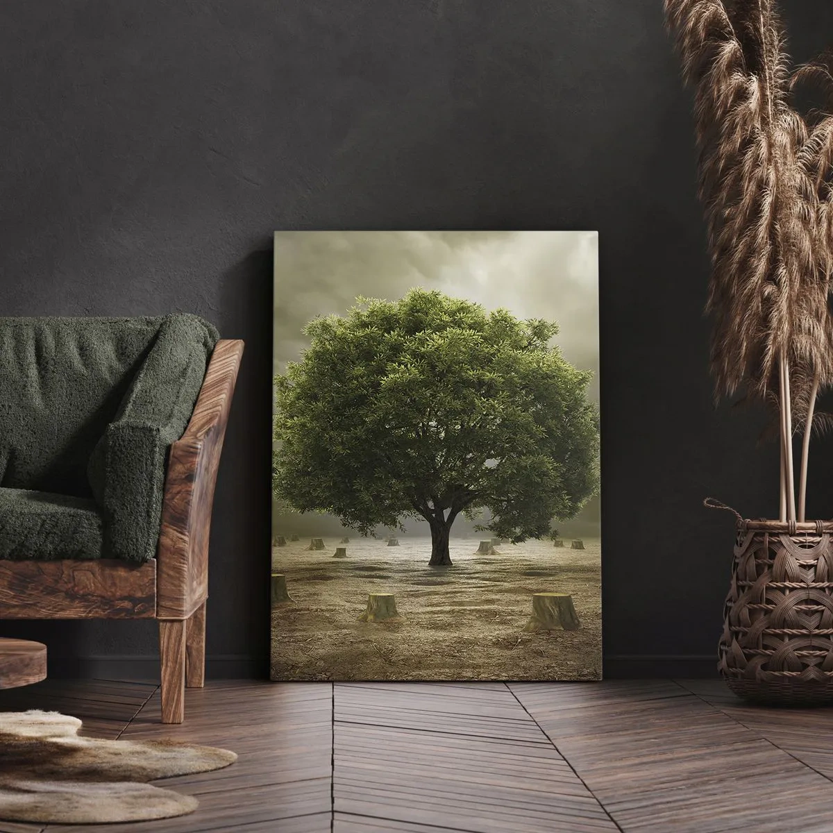 Obraz na płótnie - Zielone drzewo otoczone pniami ściętych drzew na tle pochmurnego nieba - 80x120cm - Cała nadzieja - Nowoczesna dekoracja ścienna do salonu i sypialni ARTTOR