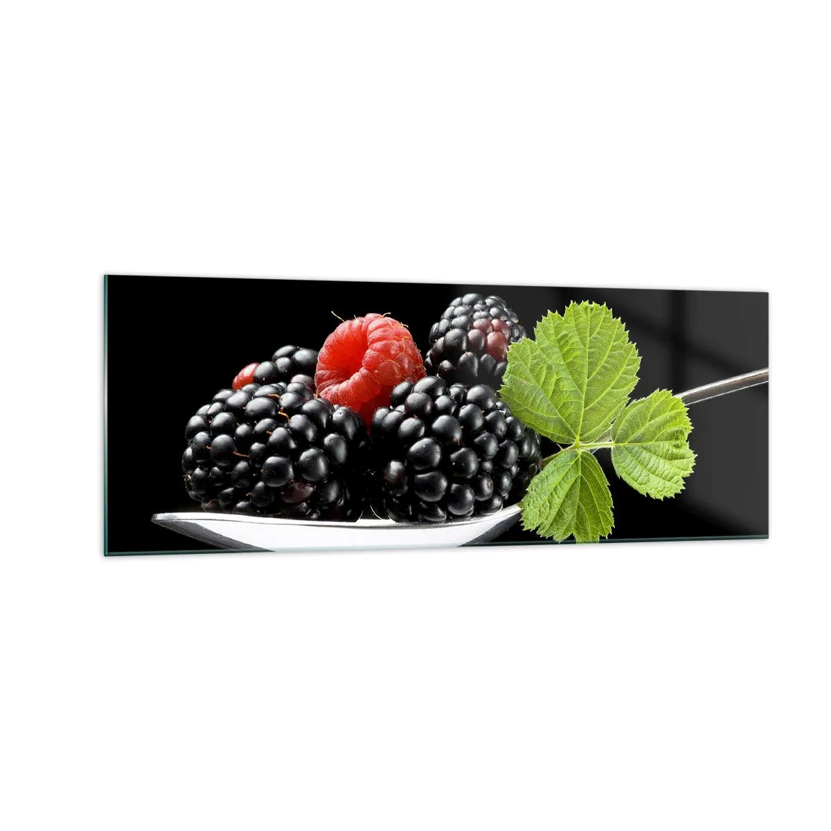 Obraz na szkle - Jeżyny i maliny na łyżeczce z listkiem na czarnym tle - 140x50cm - Smak świeżości - Nowoczesna dekoracja ścienna do salonu i sypialni ARTTOR