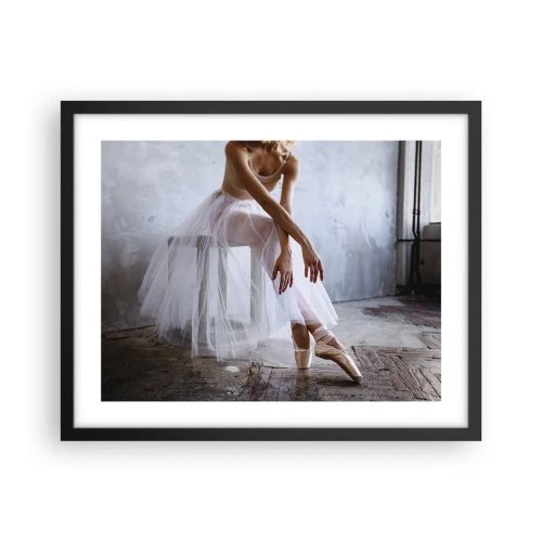 Plakat w czarnej ramie - Zanim zabłysną światła rampy - 50x40 cm