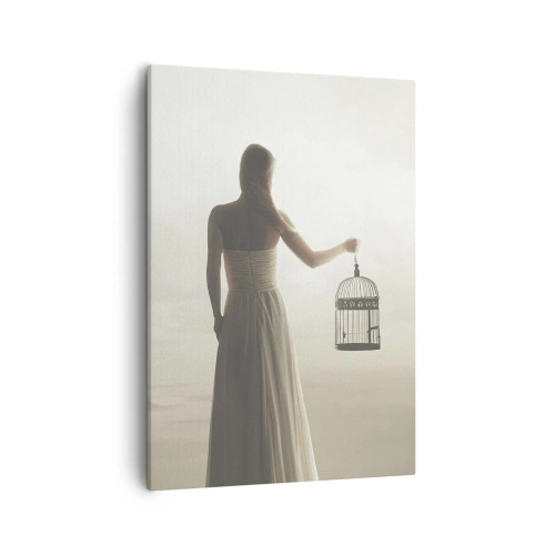 Obraz na płótnie - Kobieta w białej sukni trzymająca pustą klatkę na tle jasnego nieba - 50x70cm - Bądź wolna - Nowoczesna dekoracja ścienna do salonu, kuchni i sypialni ARTTOR