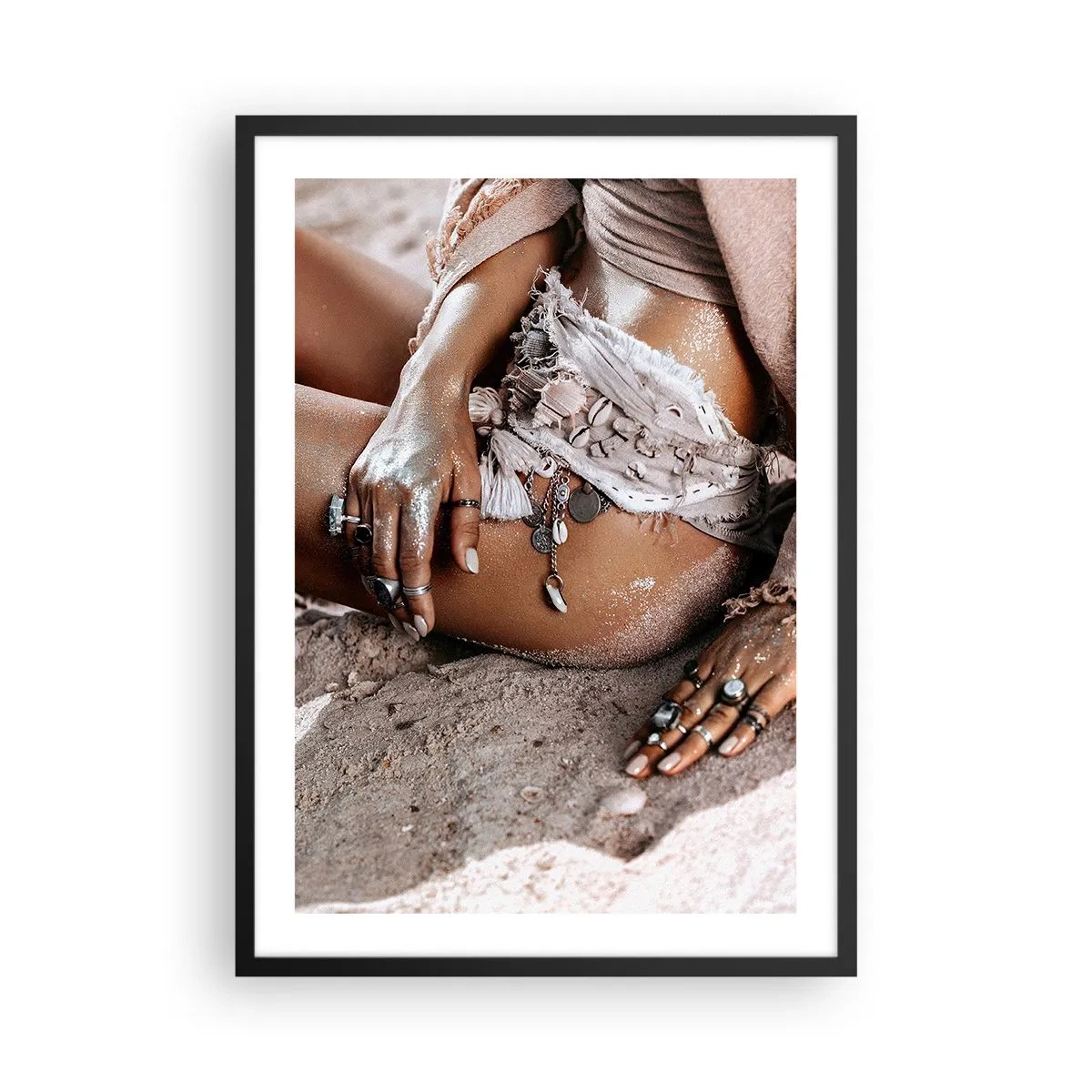 Plakat w czarnej ramie - Kobieta w stylu boho na piaszczystej plaży z ozdobami z muszelek - 50x70cm - Wyrzucona przez fale? - Nowoczesna dekoracja ścienna do salonu i sypialni ARTTOR