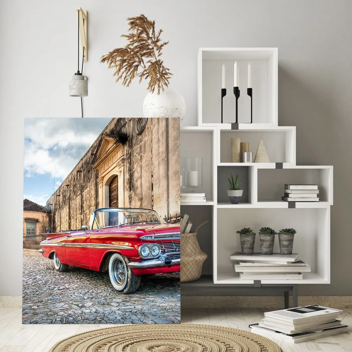 Obraz na szkle - Czerwony klasyczny samochód na brukowanej uliczce - 80x120cm - Kubańskie wzruszenia - Nowoczesna dekoracja ścienna do salonu i sypialni ARTTOR