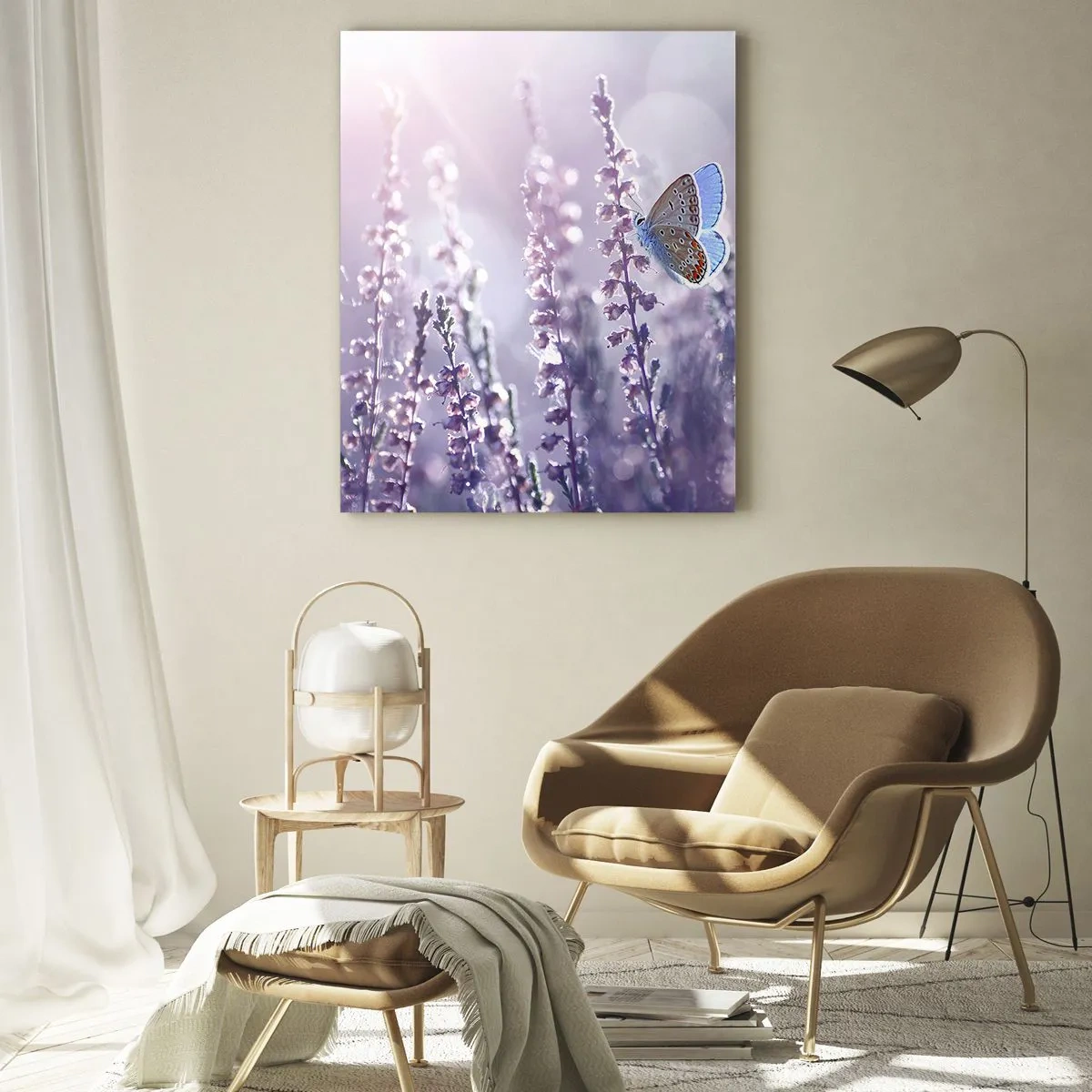 Obraz na szkle - Motyl na kwitnącej lawendzie w świetle poranka - 70x100cm - Pocałunek motyla - Nowoczesna dekoracja ścienna do salonu i sypialni ARTTOR