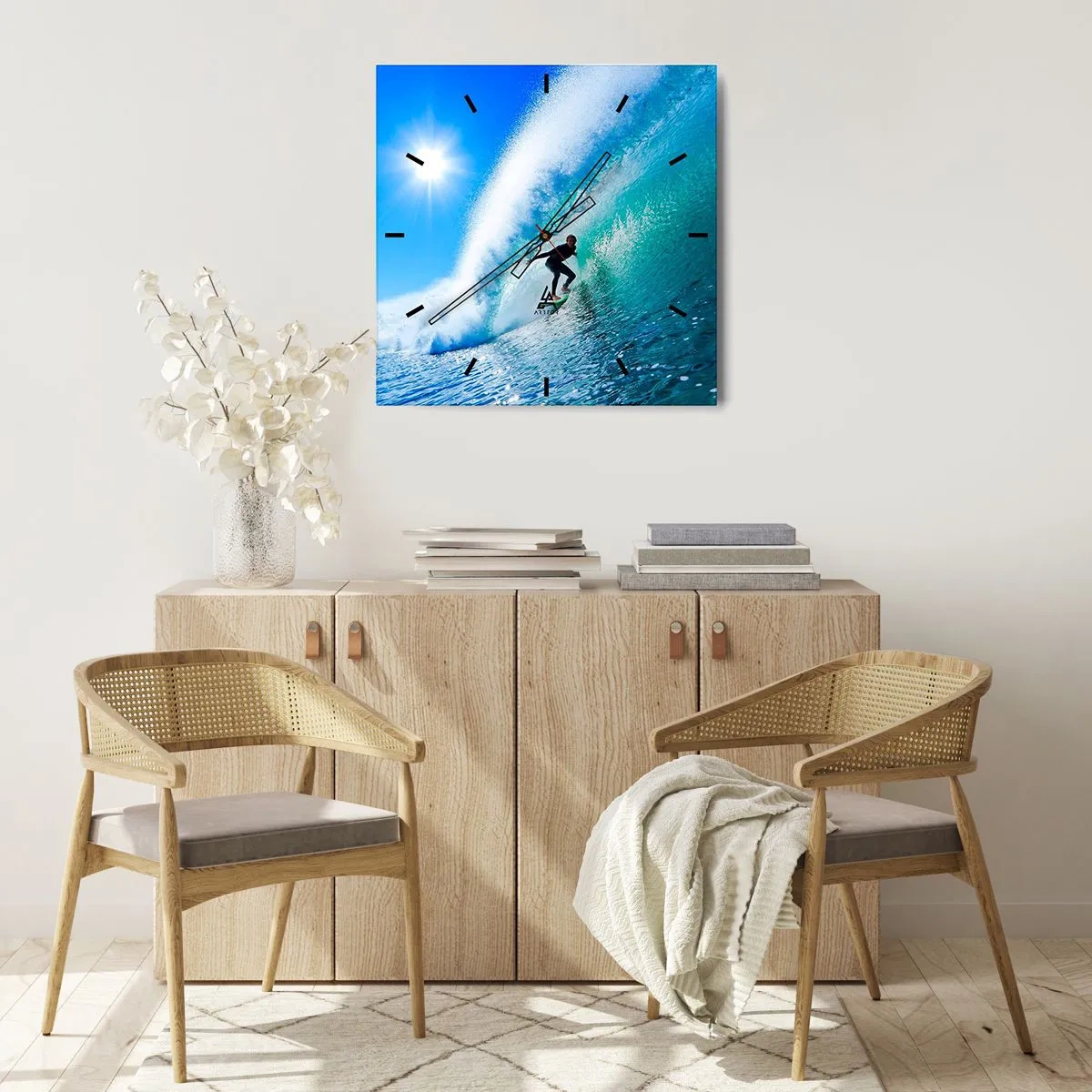 Zegar ścienny - Surfer na desce pływający wewnątrz potężnej fali pod błękitnym niebem - 30x30cm - Przez wielki błękit - Nowoczesna dekoracja ścienna do salonu i sypialni ARTTOR