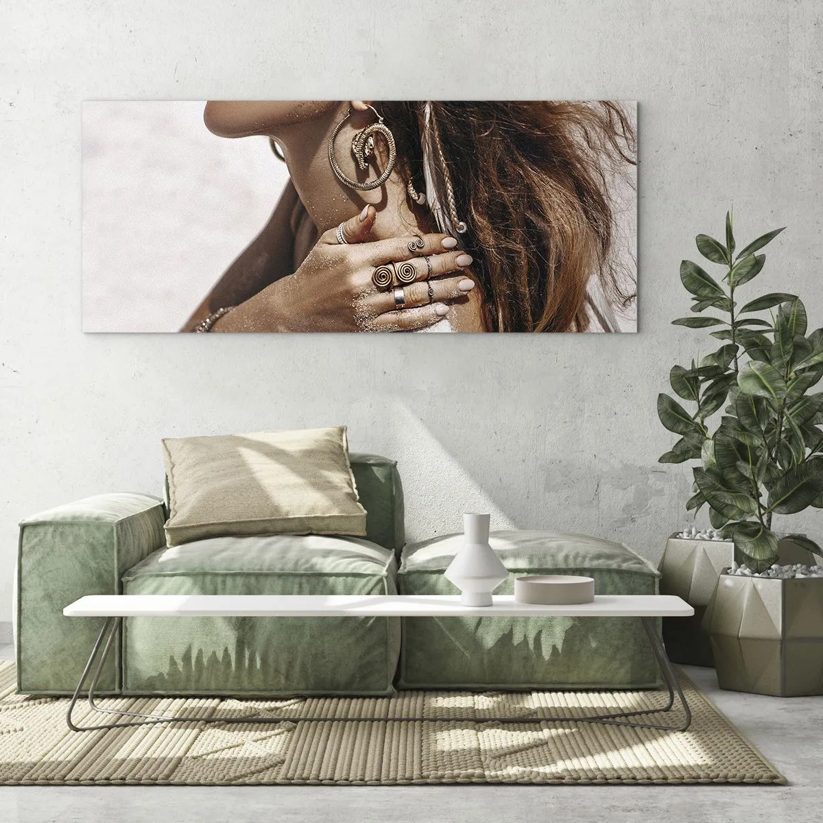 Obraz na szkle - Stylowa kobieta z biżuterią na tle jasnego piasku - 120x50cm - Królowa dzikiej plaży - Nowoczesna dekoracja ścienna do salonu i sypialni ARTTOR