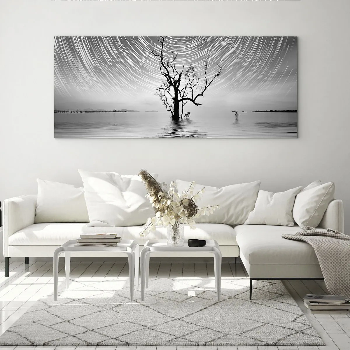 Obraz na szkle - Drzewo w wodzie pod nocnym niebem z gwiazdami w ruchu - 120x50cm - Symfonia natury - Nowoczesna dekoracja ścienna do salonu i sypialni ARTTOR