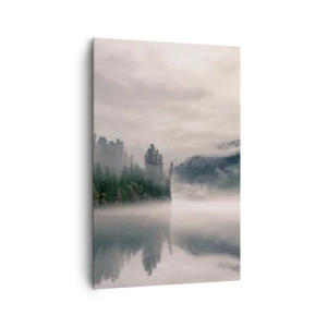 Obraz na płótnie - Mglisty las odbijający się w spokojnym jeziorze - 80x120cm - W zadumie, we mgle - Nowoczesna dekoracja ścienna do salonu i sypialni ARTTOR