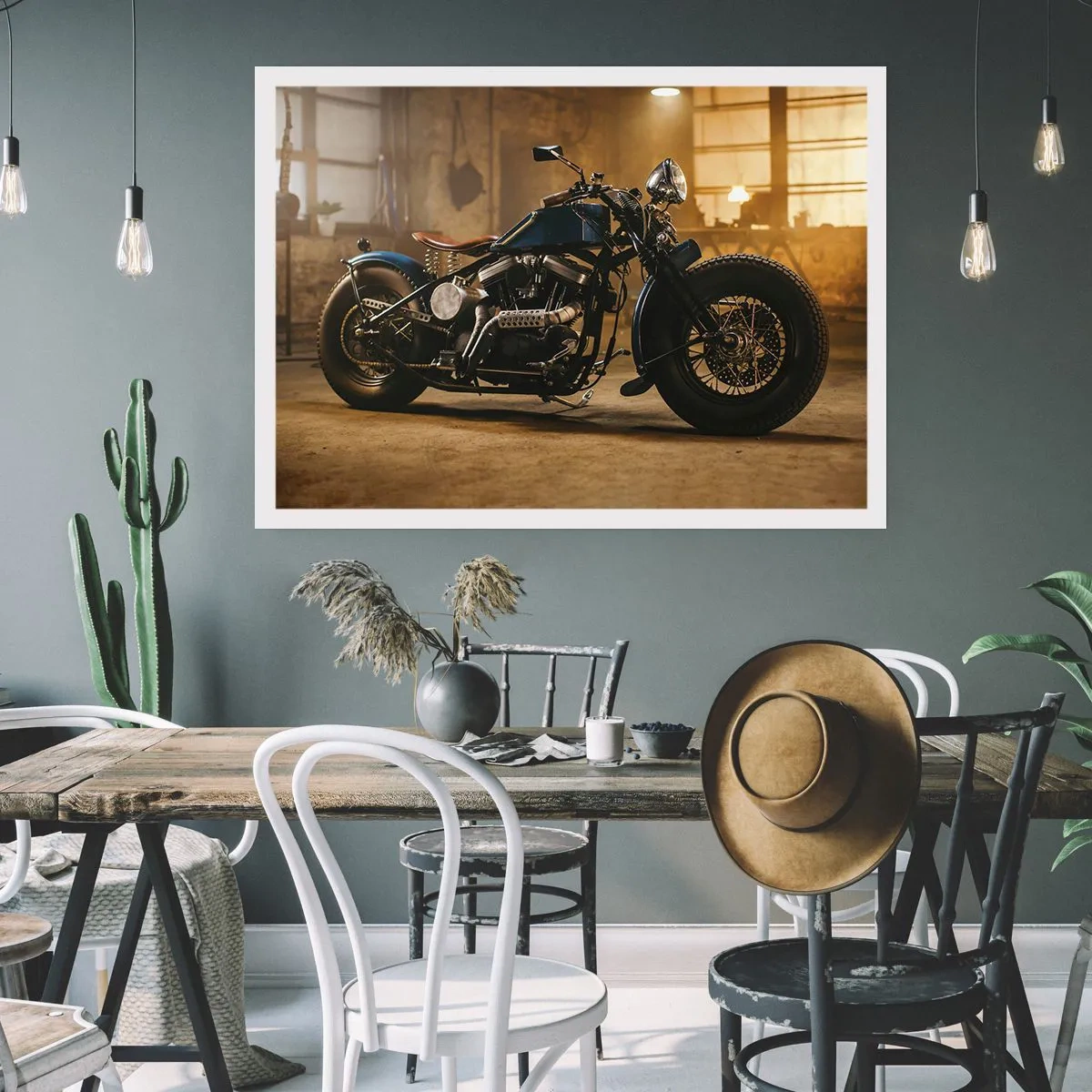Plakat - Stylowy motocykl w industrialnym wnętrzu z ciepłym oświetleniem - 100x70cm - Mogę wszystko - Nowoczesna dekoracja ścienna do salonu i sypialni ARTTOR