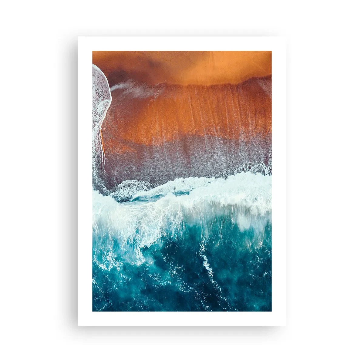 Plakat - Fale oceanu uderzające o brzeg z piaskiem w ciepłych barwach - 50x70cm - Dotyk oceanu - Nowoczesna dekoracja ścienna do salonu, kuchni i sypialni ARTTOR