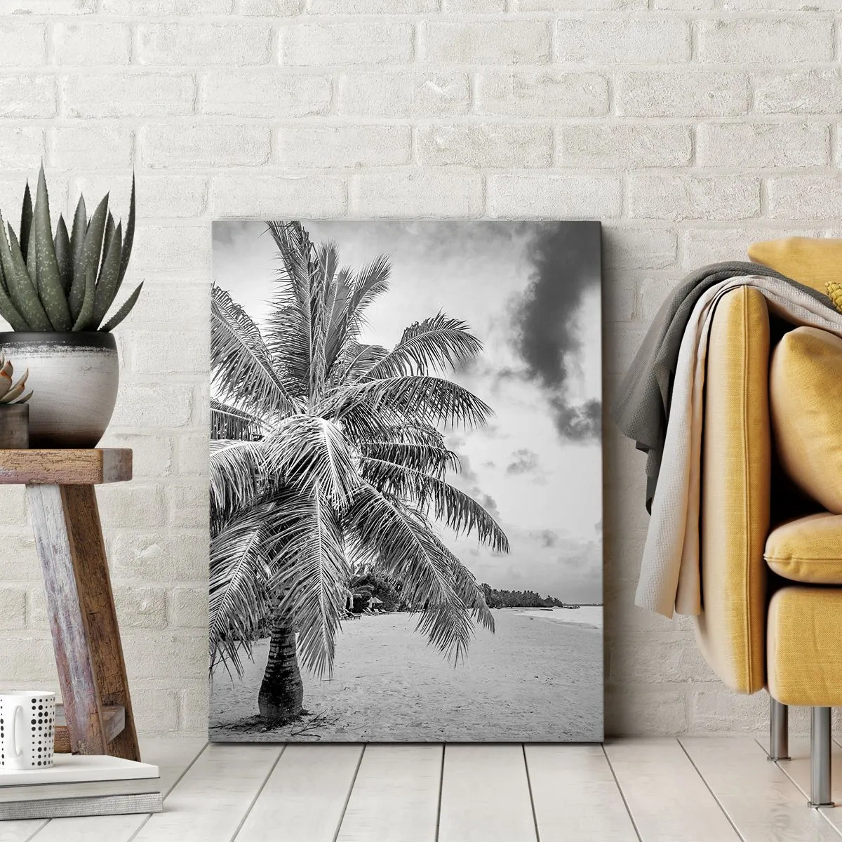 Obraz na płótnie - Czarno-biała palma na piaszczystej plaży - 50x70cm - Gdy tęsknisz do samotności… - Nowoczesna dekoracja ścienna do salonu, kuchni i sypialni ARTTOR