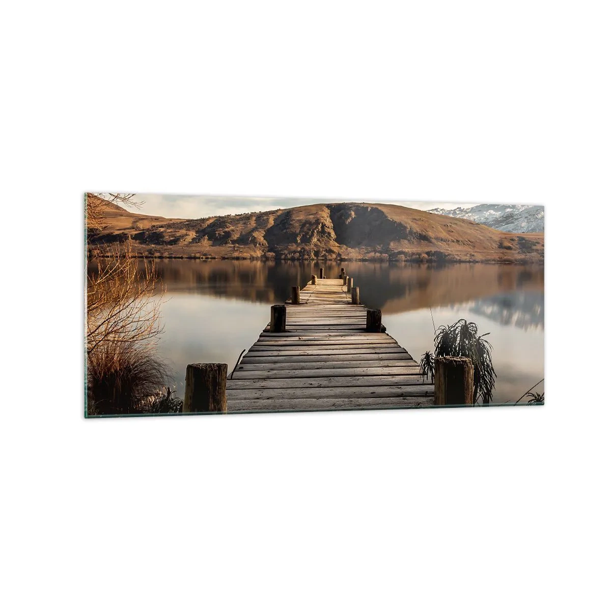Obraz na szkle - Drewniany pomost nad jeziorem otoczony malowniczymi wzgórzami - 120x50cm - Pejzaż w ciszy - Nowoczesna dekoracja ścienna do salonu i sypialni ARTTOR