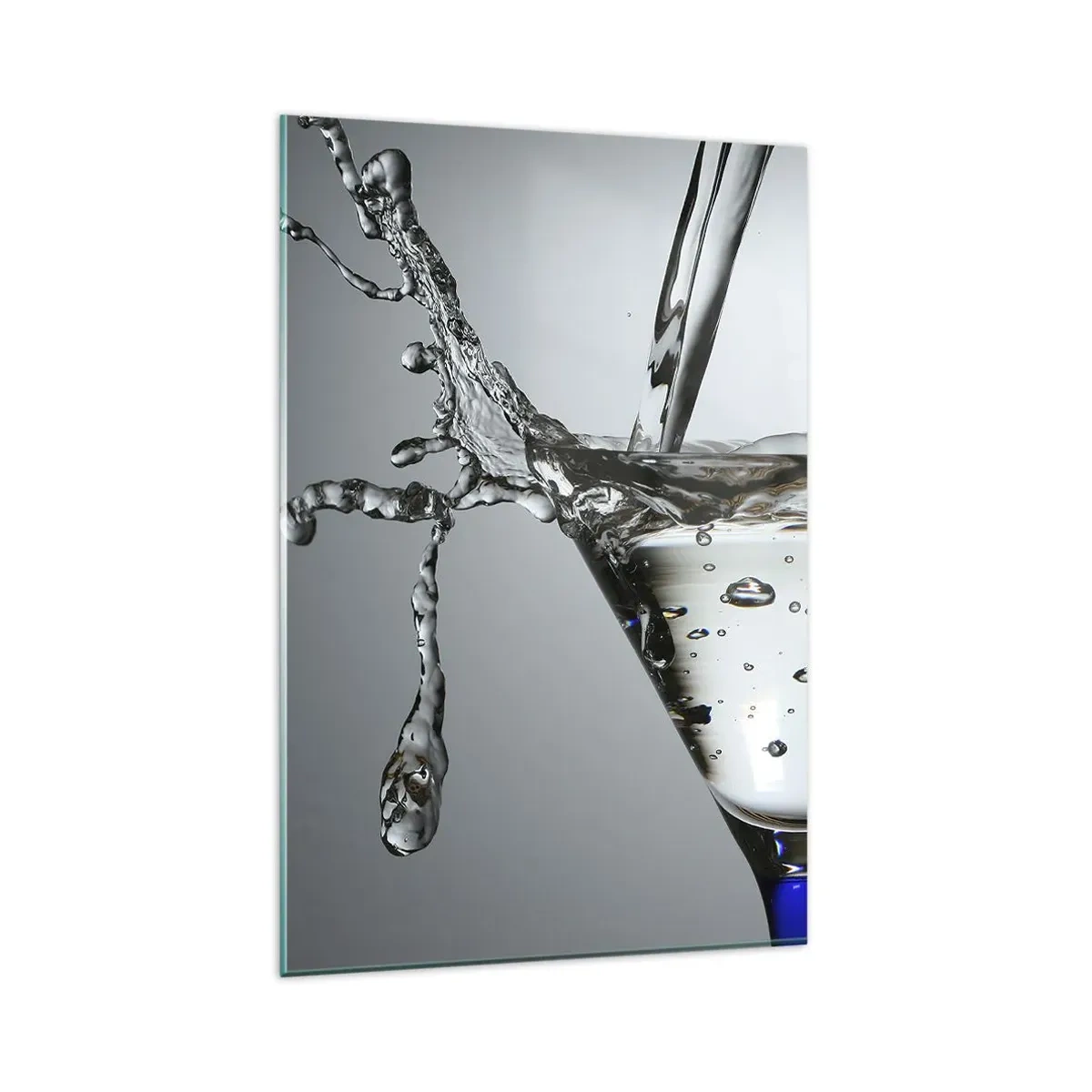 Obraz na szkle - Szklanka martini z dynamicznym rozpryskiem wody na jasnym tle. - 80x120cm - Nad brzegiem pucharu - Nowoczesna dekoracja ścienna do salonu i sypialni ARTTOR