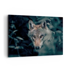 Obraz na płótnie - Wilk w naturalnym otoczeniu, spoglądający z głębi lasu - 120x80cm - Łowca - Nowoczesna dekoracja ścienna do salonu, kuchni i sypialni ARTTOR