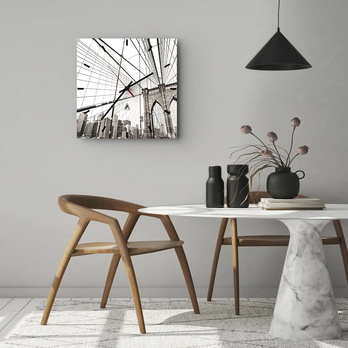 Zegar ścienny - Most Brooklyn w monochromatycznym ujęciu - 30x30cm - Nowojorska katedra - Nowoczesna dekoracja ścienna do salonu i sypialni ARTTOR