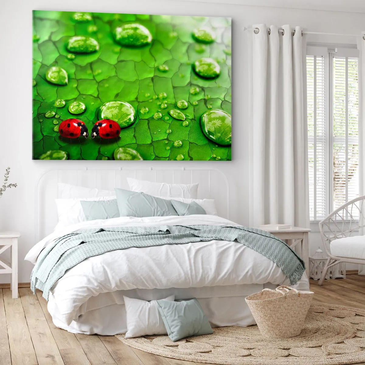 Obraz na płótnie - Dwie biedronki na liściu z kroplami wody w makrofotografii - 120x80cm - Spotkanie w zieleni - Nowoczesna dekoracja ścienna do salonu, kuchni i sypialni ARTTOR