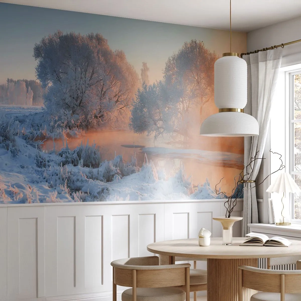 Fototapeta Premium Sand - Zimowy krajobraz z ośnieżonymi drzewami i zamarzniętą rzeką - 100x70cm - Wszystko w słonecznym lśni krysztale - Nowoczesna dekoracja ścienna do salonu, kuchni i sypialni ARTTOR