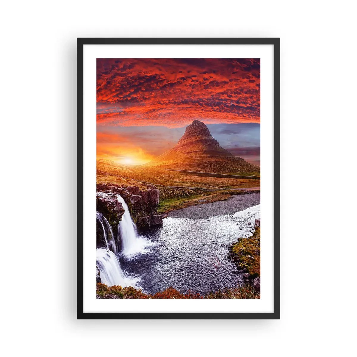 Plakat w czarnej ramie - Góra i wodospad oświetlone promieniami zachodzącego słońca - 50x70cm - Widok Śródziemia - Nowoczesna dekoracja ścienna do salonu i sypialni ARTTOR