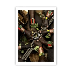 Plakat - Ręce w tradycyjnych bransoletkach, w geście wspólnoty - 50x70cm - Jesteśmy razem - Nowoczesna dekoracja ścienna do salonu, kuchni i sypialni ARTTOR