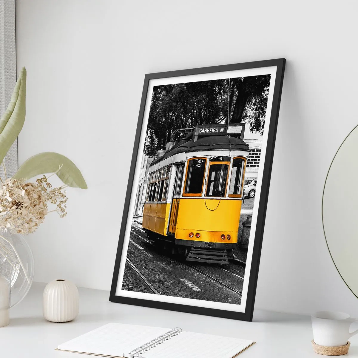 Plakat w czarnej ramie - Żółty tramwaj na czarno-białym tle miejskiej scenerii - 50x70cm - I fado w tle - Nowoczesna dekoracja ścienna do salonu i sypialni ARTTOR