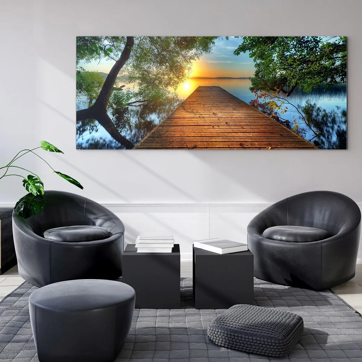 Obraz na szkle - Drewniany pomost otoczony zielenią podczas zachodu słońca - 120x50cm - Nie śpiesz się, usiądź - Nowoczesna dekoracja ścienna do salonu i sypialni ARTTOR