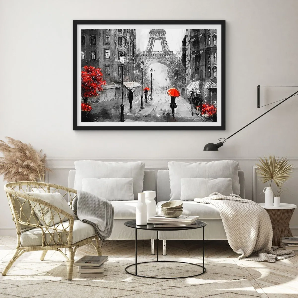 Plakat w czarnej ramie - Ulica z widokiem na Wieżę Eiffla i czerwone parasole - 70x50cm - Wszystkie drogi prowadzą do niej - Nowoczesna dekoracja ścienna do salonu i sypialni ARTTOR