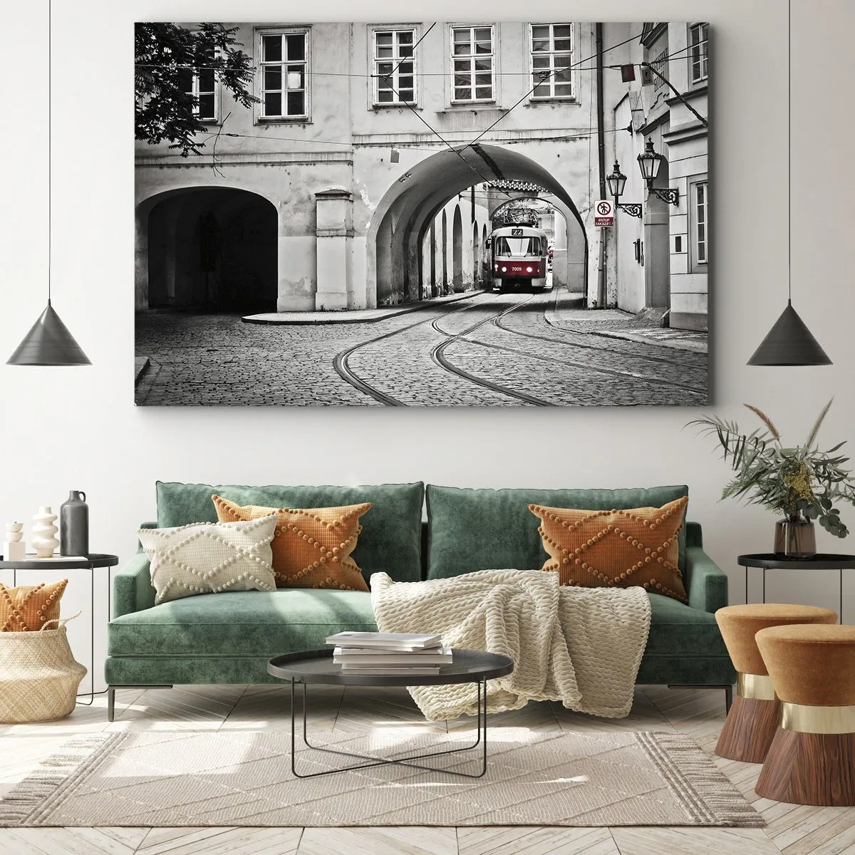 Obraz na płótnie - Czarno-biały tramwaj w zabytkowej uliczce miasta - 70x50cm - Przez miejski labirynt - Nowoczesna dekoracja ścienna do salonu i sypialni ARTTOR