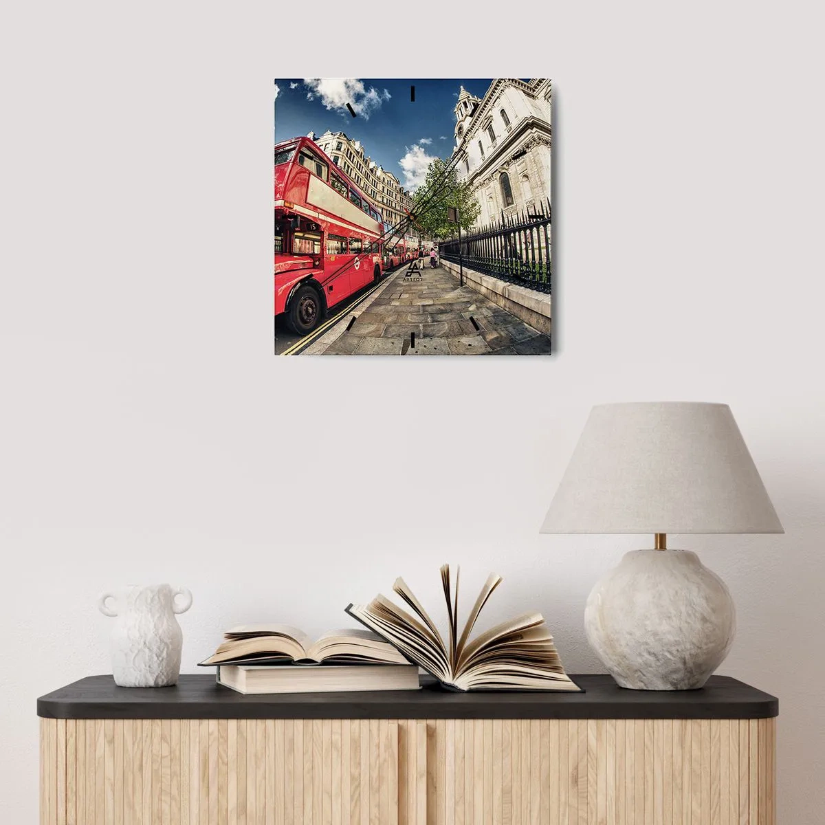 Zegar ścienny - Czerwony piętrowy autobus w Londynie przy ulicy i katedrze - 30x30cm - Londyńska ulica w szarości i czerwieni - Nowoczesna dekoracja ścienna do salonu i sypialni ARTTOR