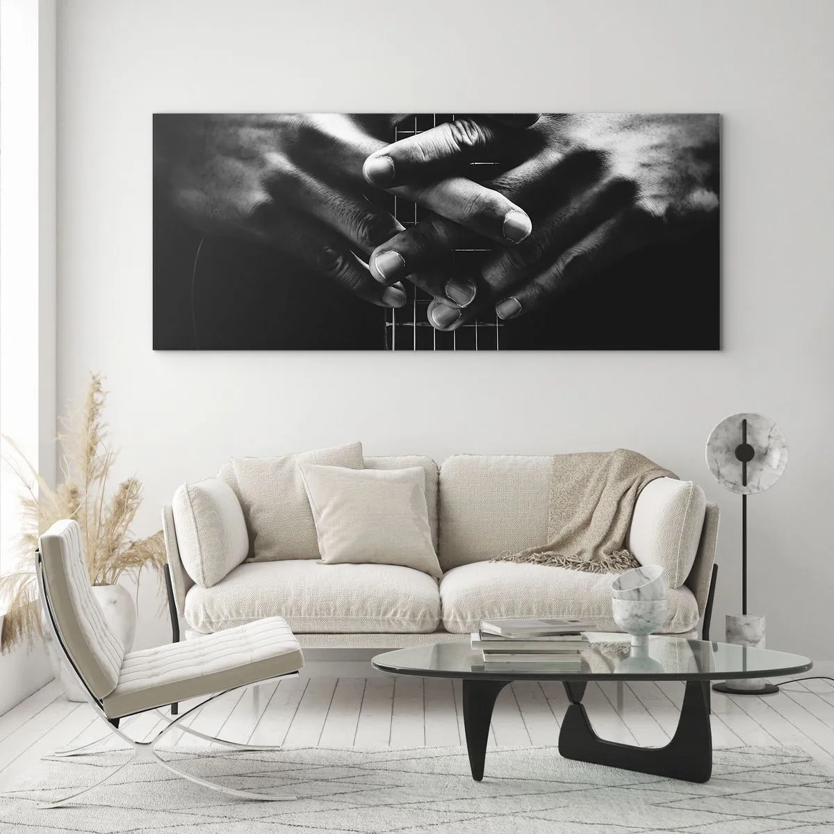 Obraz na szkle - Dłonie splecione na gitarze w monochromatycznej tonacji - 120x50cm - Modlitwa artysty - Nowoczesna dekoracja ścienna do salonu i sypialni ARTTOR