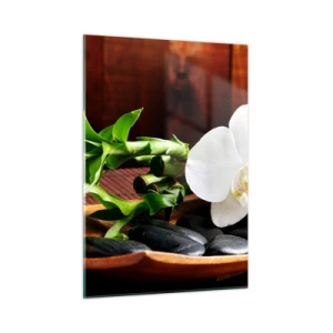 Obraz na szkle - Biała orchidea na czarnych kamieniach i bambusie w drewnianej misie - 50x70cm - Poddaj się dotykowi natury - Nowoczesna dekoracja ścienna do salonu, kuchni i sypialni ARTTOR