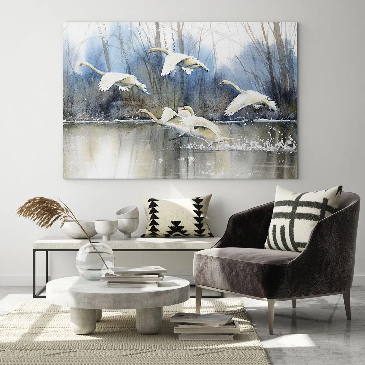 Obraz na szkle - Dziko lecące łabędzie nad spokojnym leśnym jeziorem - 70x50cm - Jak w baśni o dzikich łabędziach - Nowoczesna dekoracja ścienna do salonu i sypialni ARTTOR