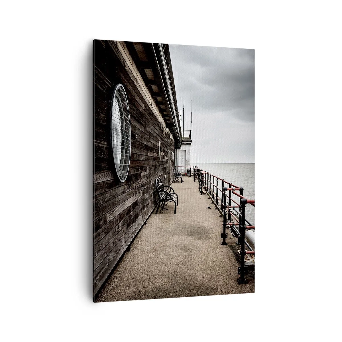 Obraz na płótnie - Drewniane nabrzeże z ławkami i widokiem na morze w pochmurny dzień - 70x100cm - Czas zatrzymany - Nowoczesna dekoracja ścienna do salonu i sypialni ARTTOR