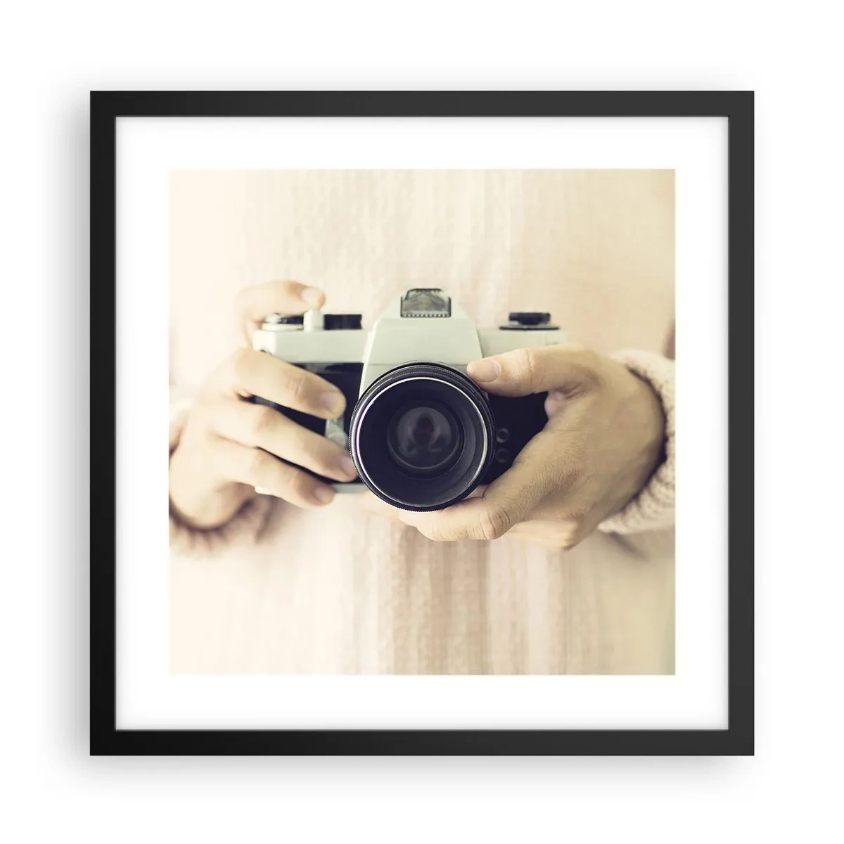 Plakat w czarnej ramie - By widzieć więcej… - 40x40 cm